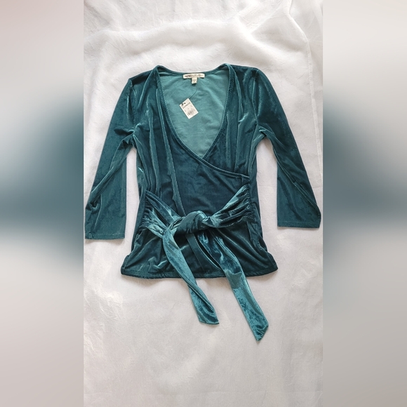 NWT! Express Emerald Desire Velvet Soft Women's Top Size Small - Picture 11 of 11